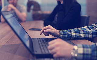 “非法兴起”：理解中国互联网演进的一个视角