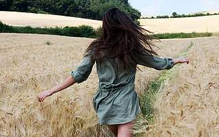 陌陌遇“校友”被骗55万,“杀猪盘”围猎单身女性