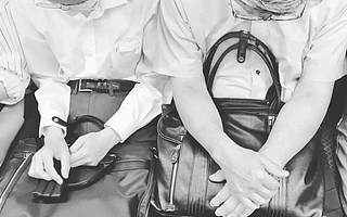 地铁挤满“银发打工人”、码农赚得不如KTV服务员，我在国外当社畜