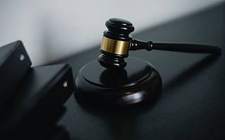因“二选一”等垄断行为，阿里被立案调查，蚂蚁也被约谈 | 钛快讯