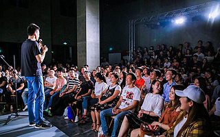我在北上广讲脱口秀：和相声演员抢饭碗、要求讲荤段子、遭遇同行互黑