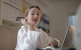 唯品会还在为获客焦虑？烧钱砸广告换来月活用户增36％