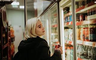 羅森便利店另類行為上頭條  賣“掉地關(guān)東煮”員工辭職店長降級(jí)