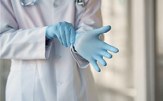 疫情中，因接觸新冠肺炎患者被感染的醫生怎樣了？