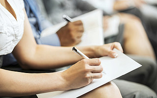 成人线上兴趣班的商机背后：想学“茶艺”的他们，难逃陷阱