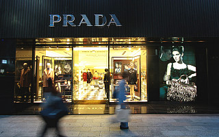 郑爽“翻车”Prada遭连累，明星对高奢品牌的影响有多大？