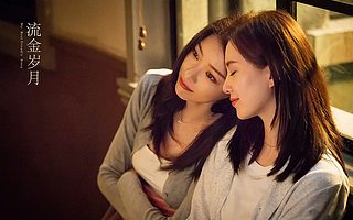 她浪潮，悬浮在半空中