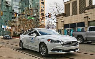 再等等，2025 年你就能买到一辆自动驾驶汽车了