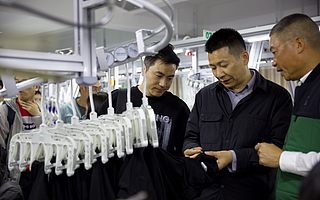 美邦服飾周成建陪同團隊深入廣東服裝企業調研：正面困境，不離不棄！