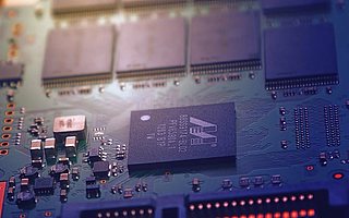 华为手机业务遭创  参与造车解危