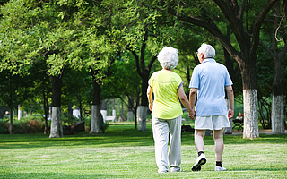 高龄教师做旅行博主、退休民警网络说案,老人在互联网也能有春天