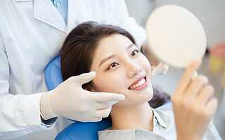牙齒美容背后：10萬(wàn)機(jī)構(gòu)爭(zhēng)搶17萬(wàn)醫(yī)生，8成患者遭遇假醫(yī)生