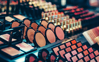 Q4净亏损15.31亿，逸仙电商从“网红”迈向高端，还差多少个完美日记？