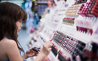 网红美妆店的免费小样是从哪里来的？