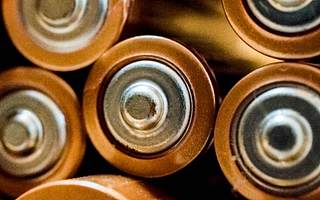 家族企業恒威電池突增大客戶 營收增五成引監管關注