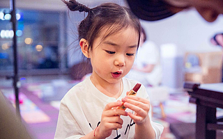 “顏值經濟”從娃娃抓起，兒童美妝是一門好生意嗎？