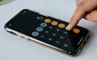 小米发布年报股价大跌 部件供应问题凸显 智能电视少卖80万台