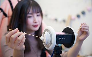 睡不着的年轻人，与难逃软色情的“哄睡师”