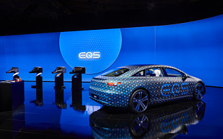 彎弓式設(shè)計、重新定義“貫穿屏”，全新奔馳EQS設(shè)計語言解讀
