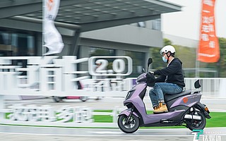 雅迪发布冠能2.0系列技术，续航最高240km，补足全场景智能