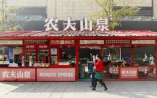 最賺錢的飲料公司農(nóng)夫山泉去年增長(zhǎng)乏力，只能怪市場(chǎng)不景氣嗎？