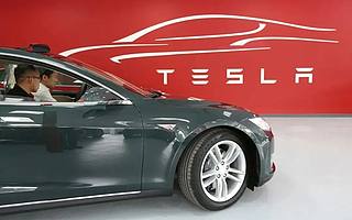 裸奔的特斯拉，也難以實現(xiàn)駕駛自由