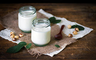 0糖、低脂、植物基......新老巨头鏖战3000亿酸奶市场