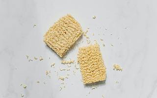 从蟑螂到指甲 今麦郎方便面频现异物遭投诉