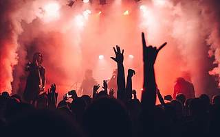 腾讯音乐高层震荡 董事长辞职 彭迦信任执董 华为老将梁柱任CEO