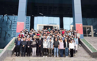 延安大学200余位师生集体打卡华为云创进行参观交流！