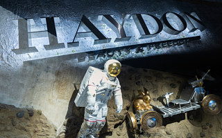 「黑洞」在深圳撞上「文和友」，高端美妆集合店如何玩转线下流量？