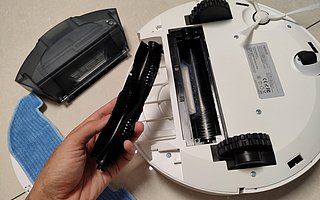 宜宝 Neabot Q11，可以自动集尘的扫拖一体智能扫地机