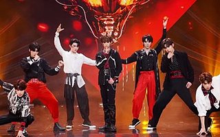 為偶像投票，粉絲把牛奶成箱倒入水溝！新華社、央視發(fā)文痛批