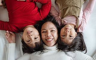 拍视频、做直播，一场带娃妈妈的“自救”