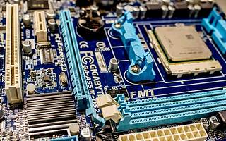 安路科技返亏 境外销售收入增长 核心产品和国际巨头差距大