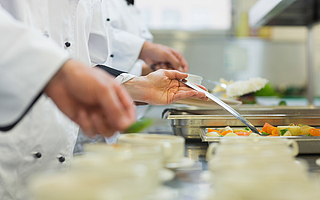 還有多少人和董明珠一樣不懂團餐?