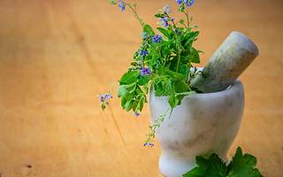 粤万年青盈利能力下滑 研发费用率低于行业均值 副总贿赂被曝光