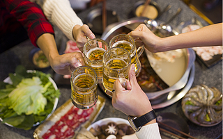 当代年轻人，一言不合就喝酒？