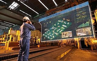 是谁让挖掘机厂小职员躲过包工头的暴打？