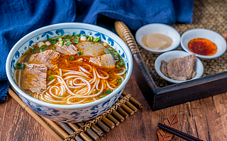 蘭州拉面站上萬(wàn)億餐飲市場(chǎng)風(fēng)口，誰(shuí)能撐起街邊小吃的大“食”代？