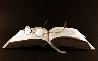 如何系统地克服“确认偏误”。