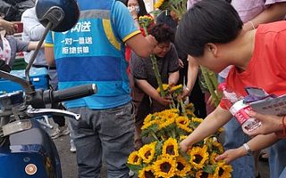 “一举夺魁”！成都闪送员考场门口义送向日葵为高考考生加油