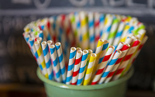 紙吸管遭瘋狂吐槽，禁塑令下餐企何去何從？