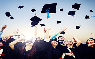 1071萬高考生成后高考經濟市場消費主力,哪些行業有望受益?