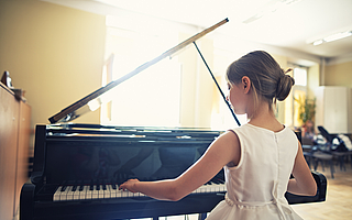 线上陪练瞄准4000万琴童，家长花这个钱值不值？