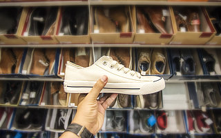 几十块一双的鞋，他挣出800多亿身家