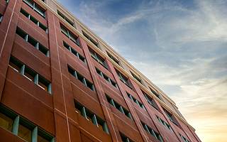 越秀服务拟6月底在港上市 业绩高度依赖包干制成本控制弊端出现