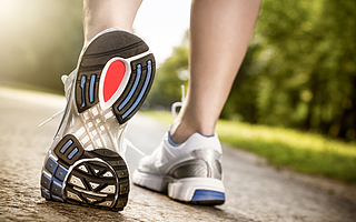 高瓴下大单，耐克跌六成，国潮涨9倍，万亿体育市场要变天？