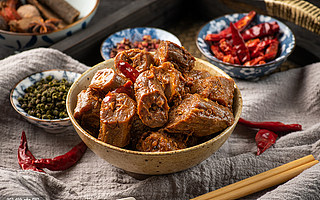 有對(duì)夫妻:賣鹵味1年凈賺5億