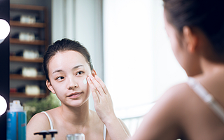 一个D2C精简护肤品牌，如何赢得中美Z世代消费者？